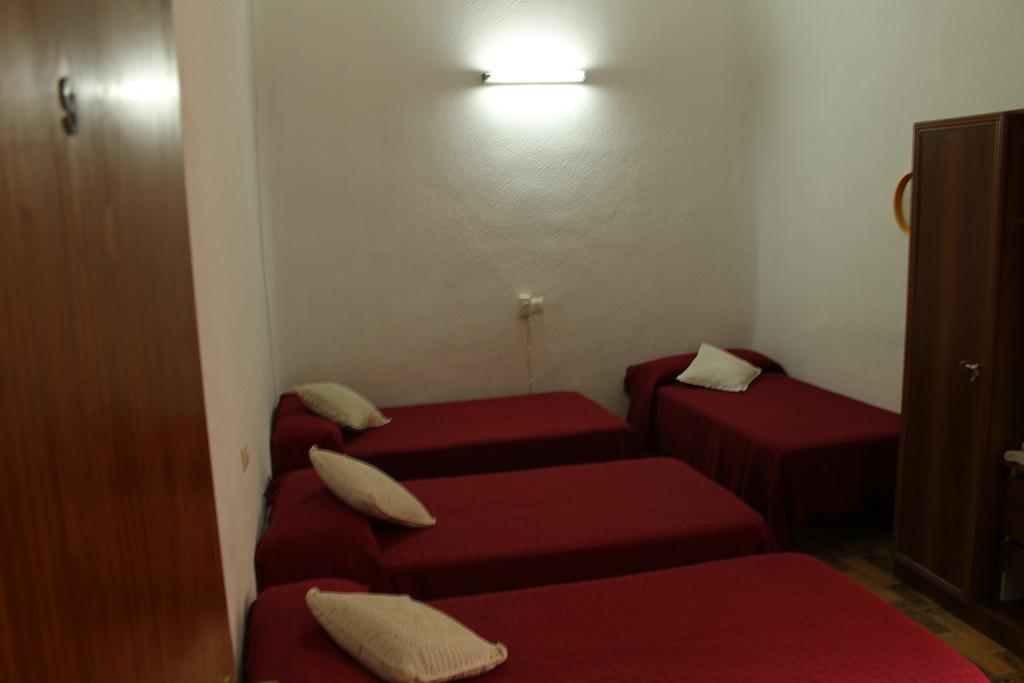 Hostal Xucar Μαδρίτη Δωμάτιο φωτογραφία