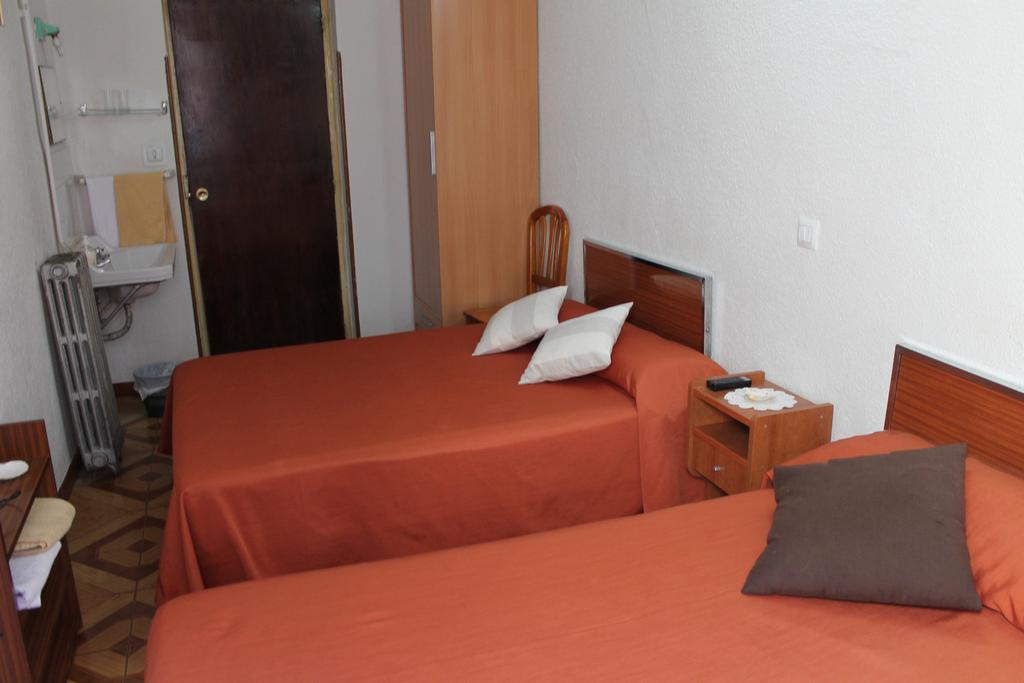 Hostal Xucar Μαδρίτη Δωμάτιο φωτογραφία